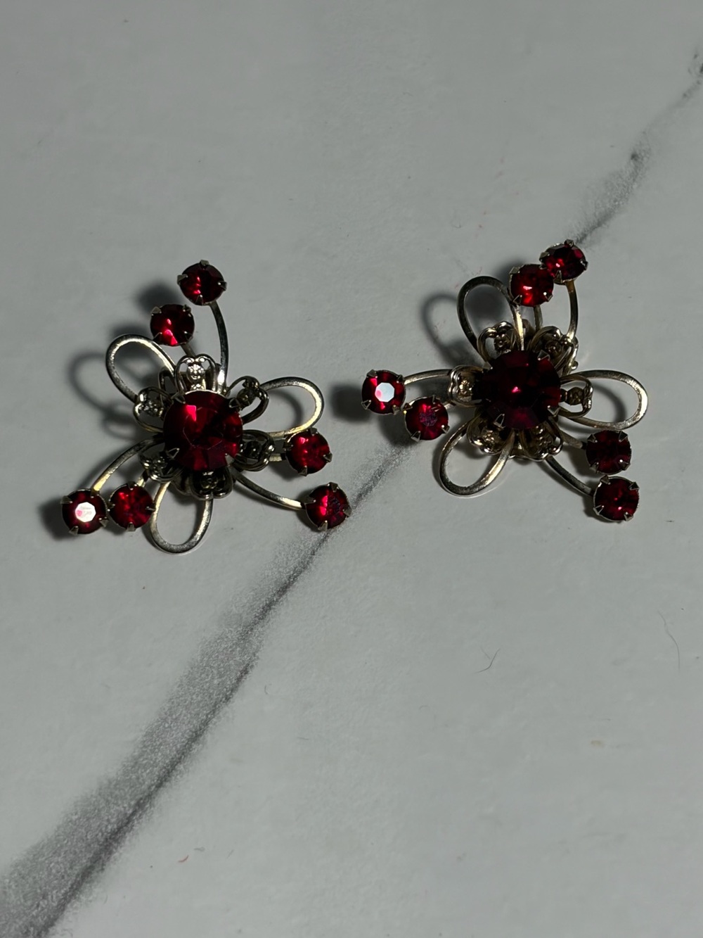🦔 Vintage Ruby Red Rhinestone Clip on Earrings